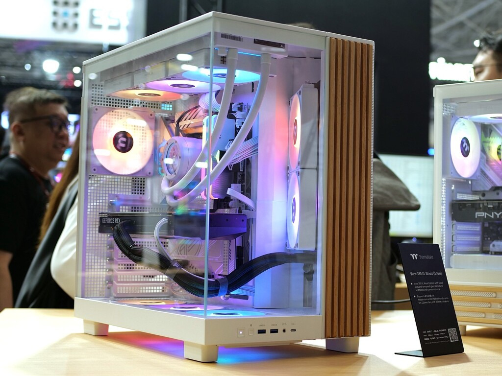 Thermaltake Wood Series : des boîtiers PC au design scandinave splendide pour 2025 7 View 380 XL Wood 02