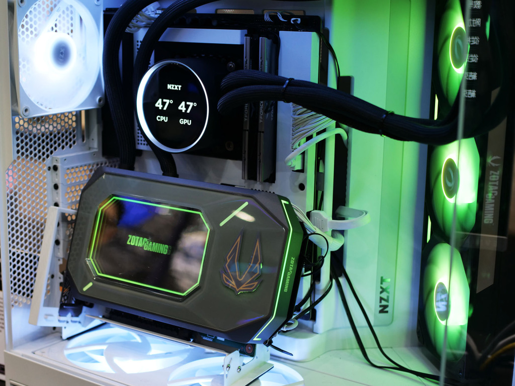 RTX 5090 ArcticStorm AIO : ZOTAC sort l’artillerie lourde pour le Q3 2025 2 Zotac RTX 5090 ArcticStorm AIO 01