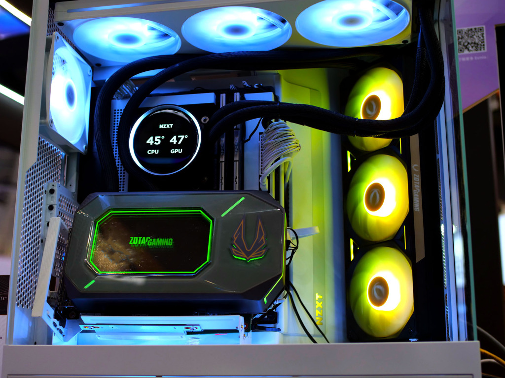 RTX 5090 ArcticStorm AIO : ZOTAC sort l’artillerie lourde pour le Q3 2025 3 Zotac RTX 5090 Arcticstorm aio 02