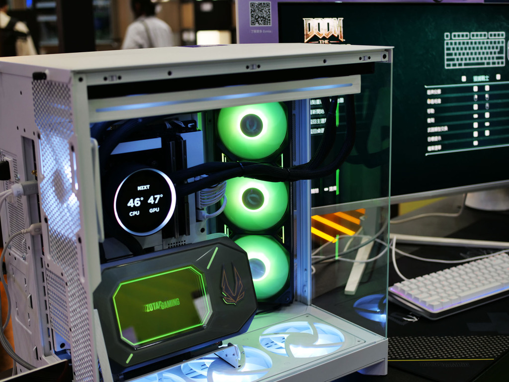 RTX 5090 ArcticStorm AIO : ZOTAC sort l’artillerie lourde pour le Q3 2025 4 Zotac RTX 5090 Arcticstorm aio 03