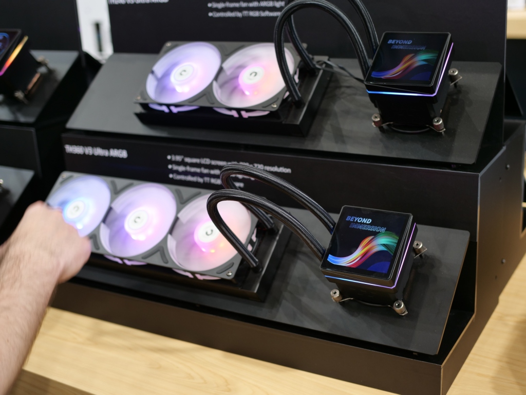 Thermaltake Computex 2025 : la gamme complète en mode grand spectacle 14 aio thermaltake th v3 lcd