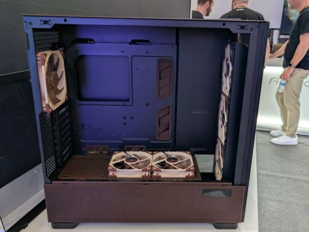 Antec impressionne au COMPUTEX 2025 avec le Nine Hundred et le Vortex View 11 antec flux pro noctua edition computex 2025 01