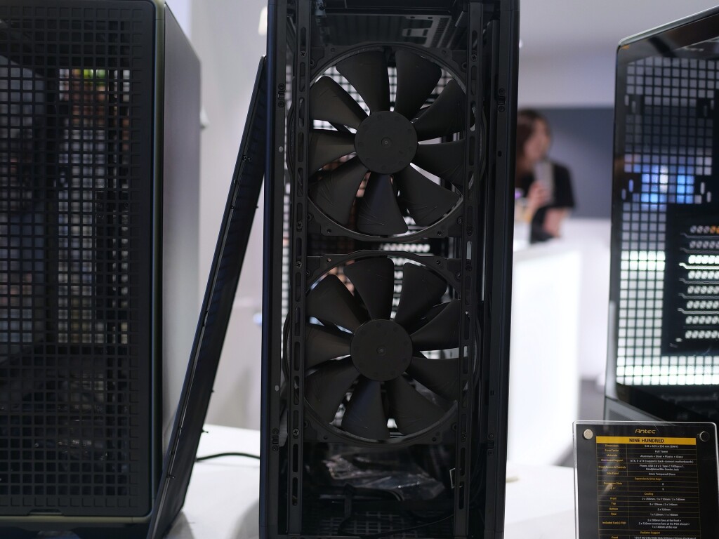 Antec impressionne au COMPUTEX 2025 avec le Nine Hundred et le Vortex View 3 antec nine hundred 2025 03