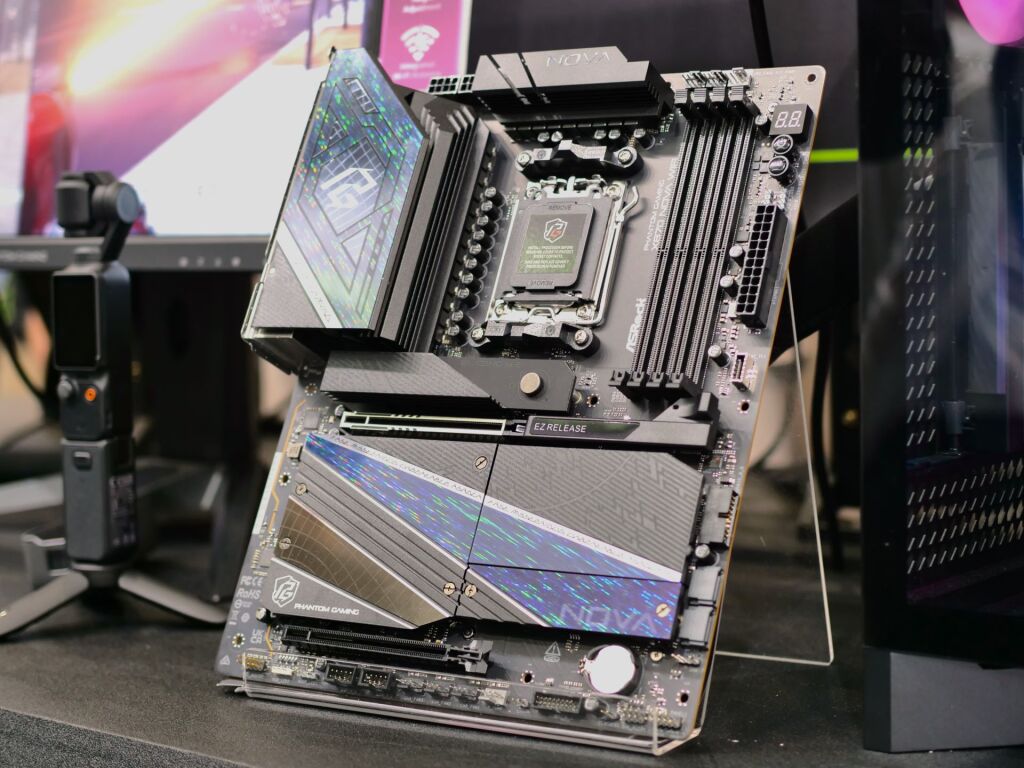 Computex 2025 : ASRock élargit sa gamme X870, la Taichi OCF déjà en vedette 7 asrock x870 nova wifi 01