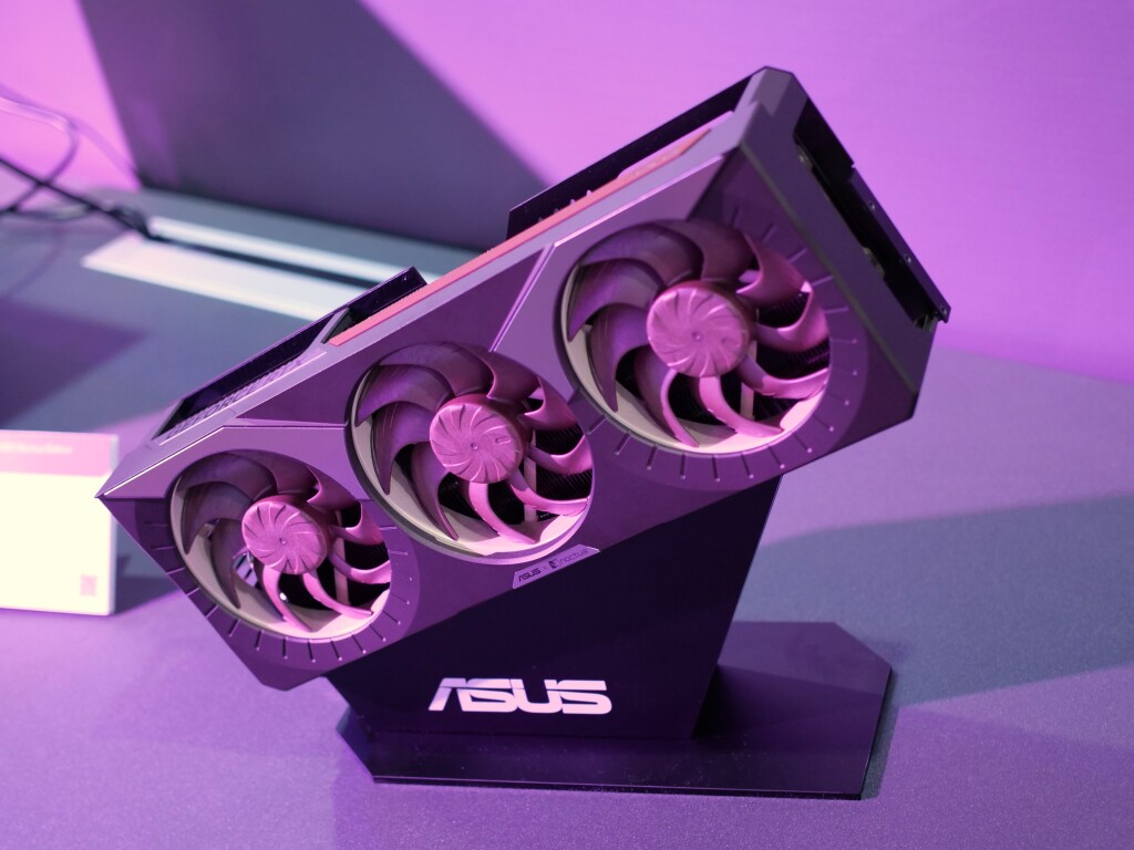 ASUS RTX 5080 Noctua Edition : le retour des ventilateurs Noctua en triple 3 asus rog rtx 5080 noctua edition 02