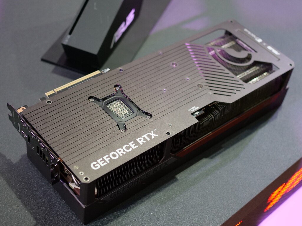 ASUS RTX 5080 Noctua Edition : le retour des ventilateurs Noctua en triple 4 asus rog rtx 5080 noctua edition 04