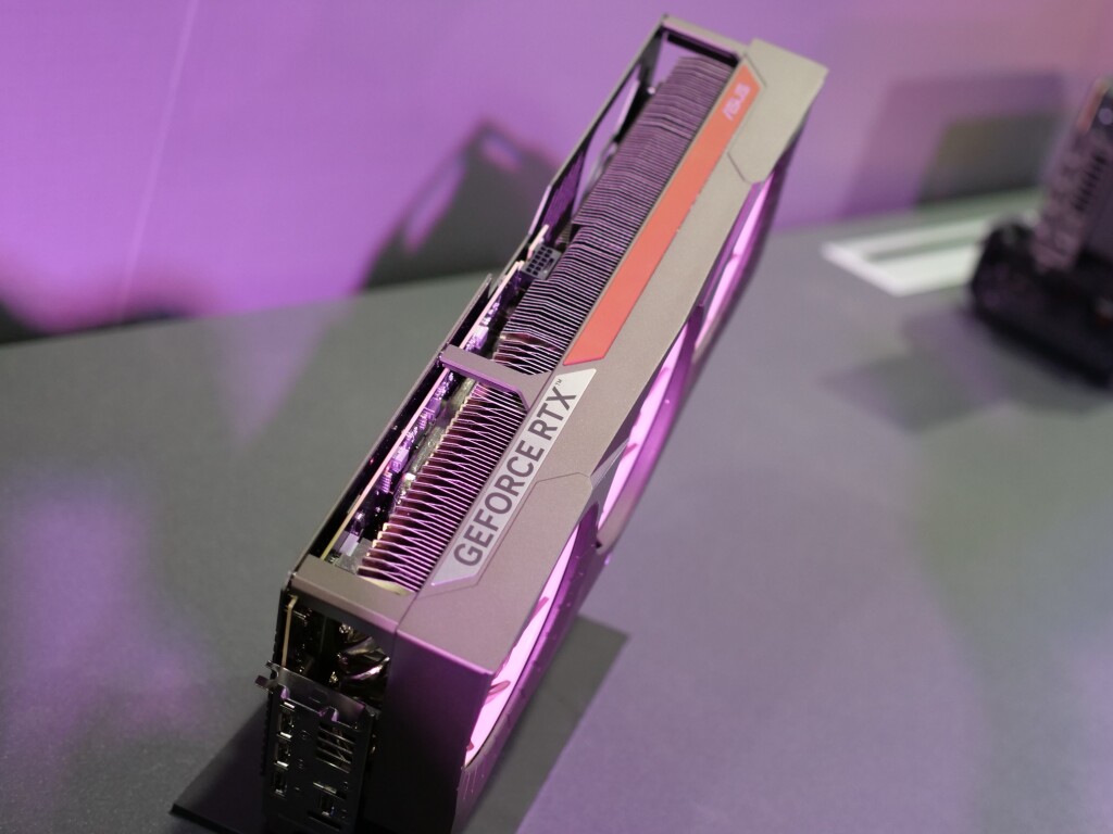 ASUS RTX 5080 Noctua Edition : le retour des ventilateurs Noctua en triple 5 asus rog rtx 5080 noctua edition 05