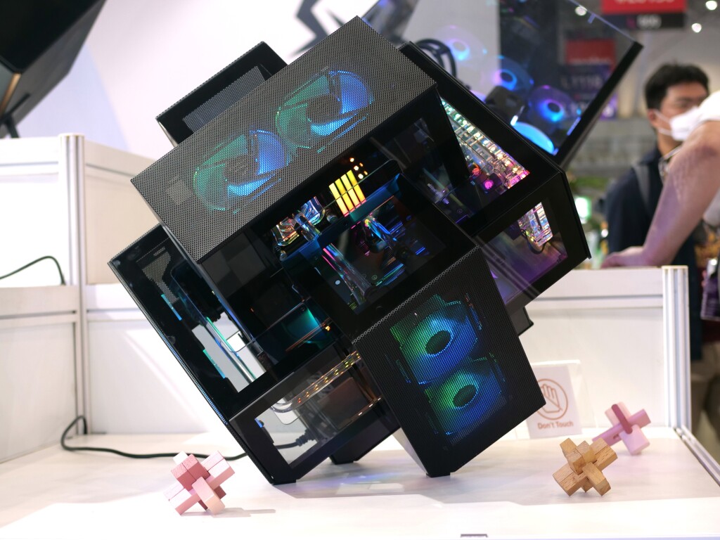 COMPUTEX 2025 : Azza secoue le cube avec un boîtier modulaire et futuriste 2 azza cube computex 2025