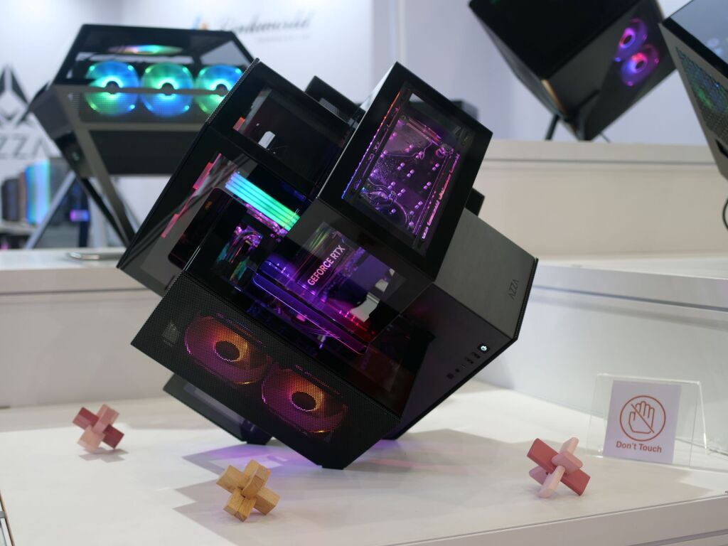 COMPUTEX 2025 : Azza secoue le cube avec un boîtier modulaire et futuriste 3 azza cube computex 2025 01