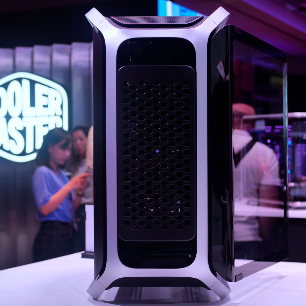 Cooler Master Cosmos 2025 : l’icône revisitée dans un monde sans lecteurs optiques 5 cooler master cosmos 2025 silver 01