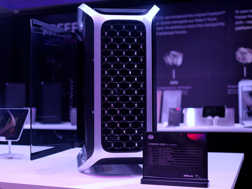 Cooler Master Cosmos 2025 : l’icône revisitée dans un monde sans lecteurs optiques 3 cooler master cosmos 2025 silver 02
