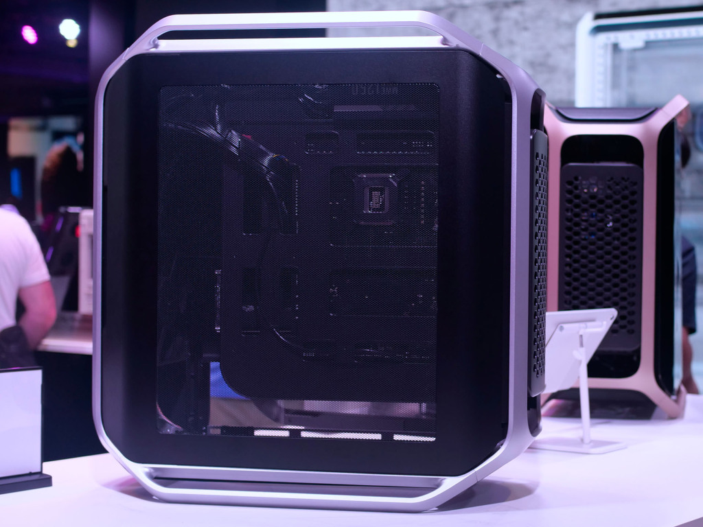 Cooler Master Cosmos 2025 : l’icône revisitée dans un monde sans lecteurs optiques 4 cooler master cosmos 2025 silver 03