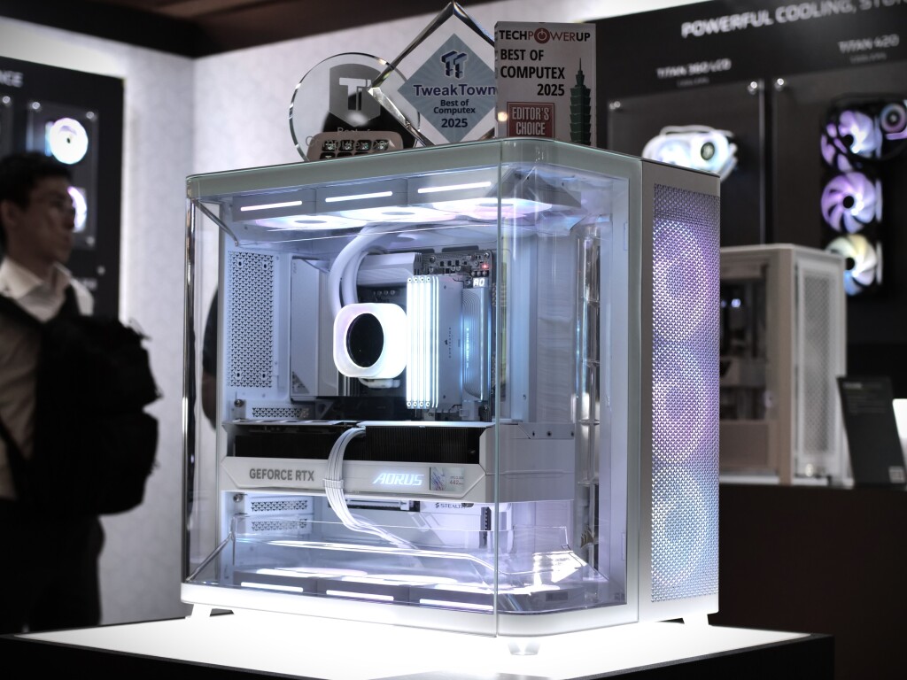 Corsair AIR 5400 : boîtier triple chambre haut de gamme dévoilé au Computex 2025 8 corsair air 5400 computex 2025 03