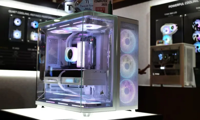 Corsair AIR 5400 : boîtier triple chambre haut de gamme dévoilé au Computex 2025 1 corsair air 5400 white hero