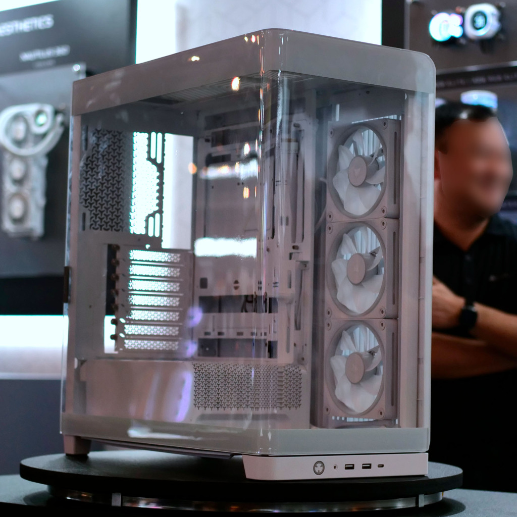 Corsair dévoile le FRAME 4500X au Computex 2025 2 corsair frame 4500x white 01
