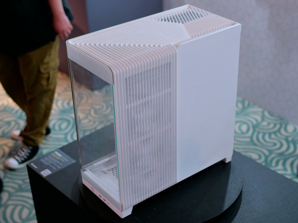 Corsair dévoile le FRAME 4500X au Computex 2025 4 corsair frame 4500x white 02