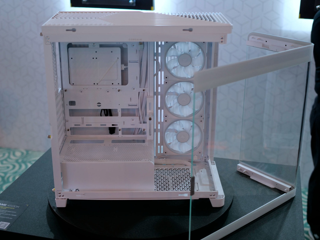 Corsair dévoile le FRAME 4500X au Computex 2025 5 corsair frame 4500x white 04