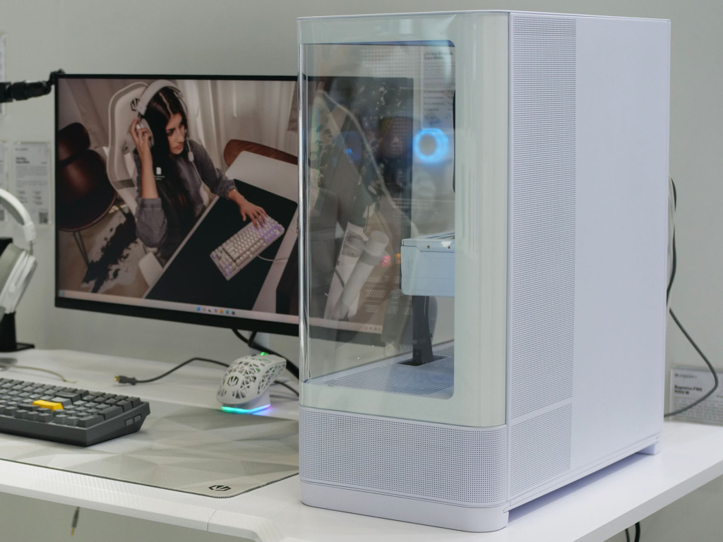Endorfy présente ses futurs boîtiers PC au Computex 2025 : du blanc, du panoramique et du compact 9 endorfy fishtank 8000 white