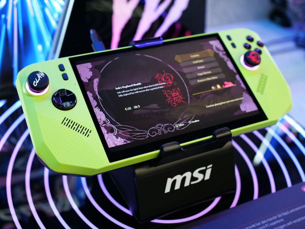 MSI Claw A8 BZ2EM : AMD RYZEN Z2 Extreme entre dans le game 4 msi claw a8 bz2em green 01