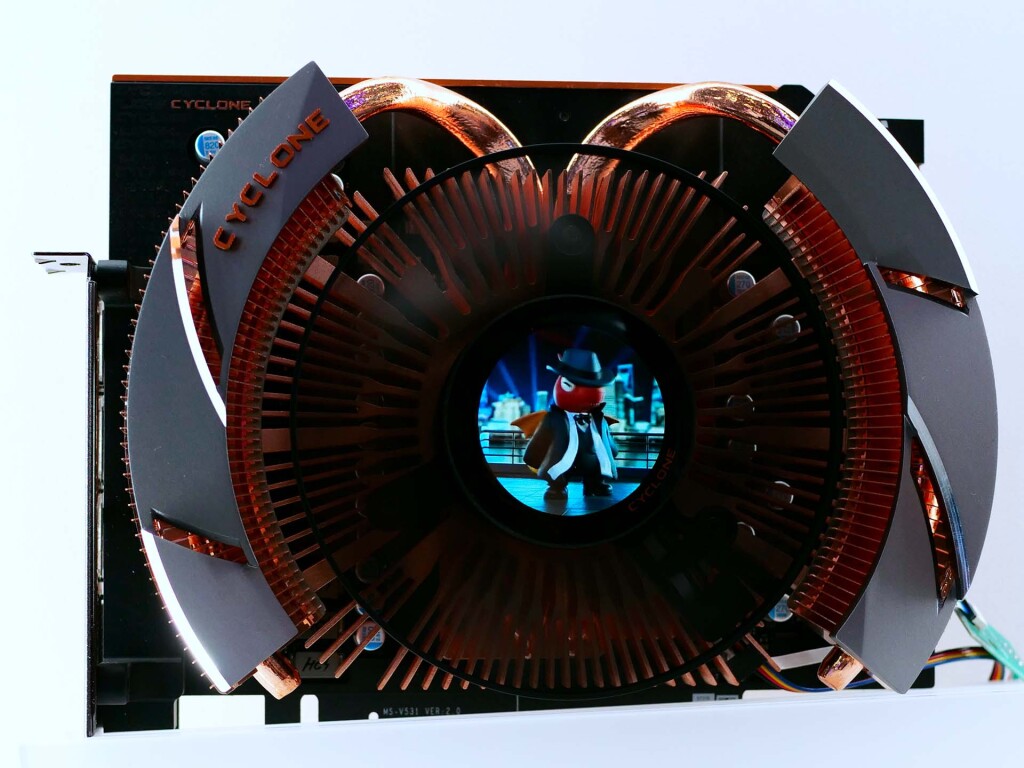 MSI RTX 50 : Designs rétro et innovations au Computex 2025 5 msi rtx 5070 cyclone visual oc 02