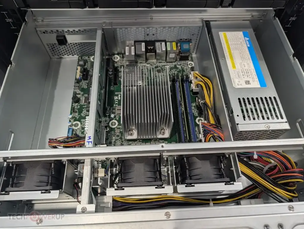 nas lockerstor 12r pro gen2 inside