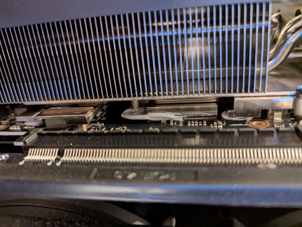 GIGABYTE RTX 5080 MASTER : fuite de gel thermique, un bug isolé ou un vrai souci de conception ? 2 remerka Gigabyte RTX 5080 master fuite