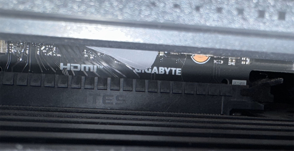 GIGABYTE RTX 5080 MASTER : fuite de gel thermique, un bug isolé ou un vrai souci de conception ? 3 remerka Gigabyte RTX 5080 master fuite gel 01