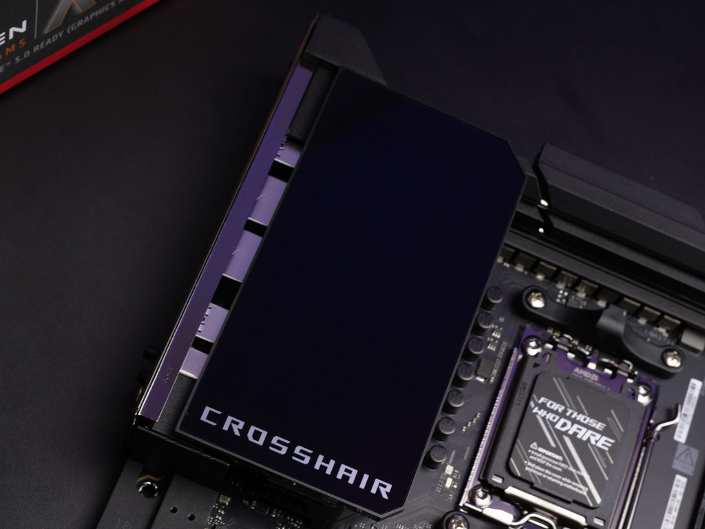rog crosshair x870e extreme lcd slide