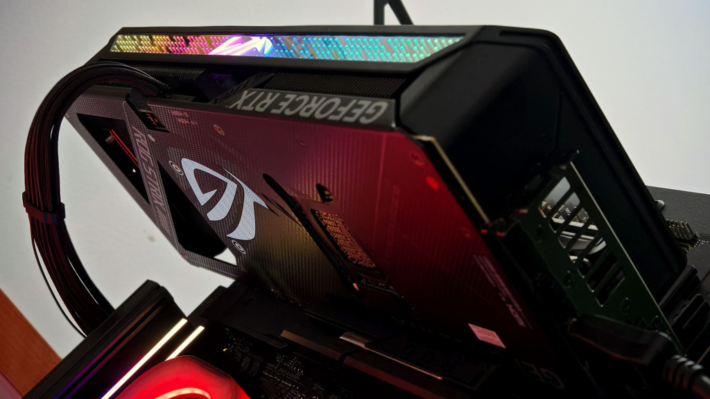 rog strix rtx5070ti o16g rgb show 01