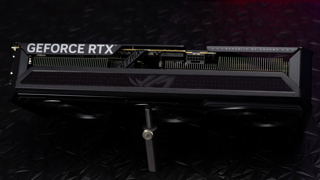 rog strix rtx5070ti o16g side