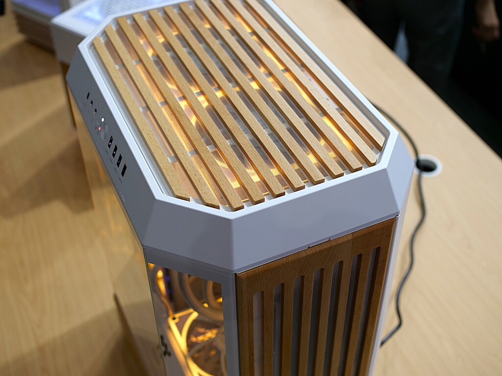 Thermaltake Wood Series : des boîtiers PC au design scandinave splendide pour 2025 4 thermaltake tower 600 wood 03