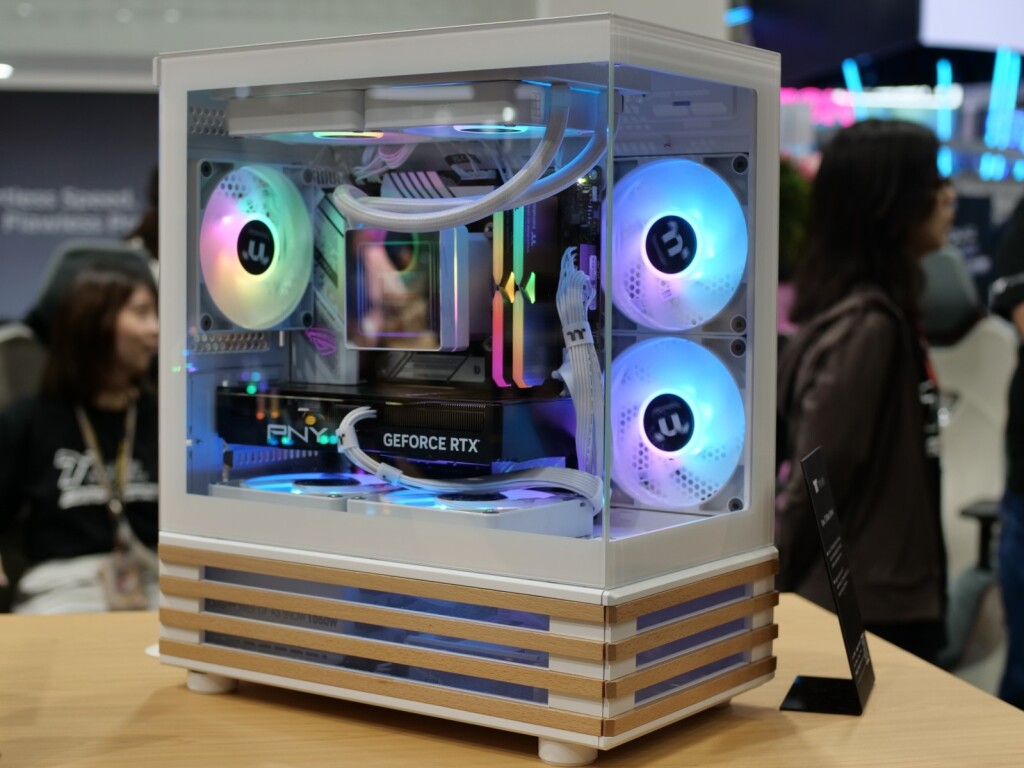 Thermaltake Wood Series : des boîtiers PC au design scandinave splendide pour 2025 9 thermaltake view 170 wood series 02