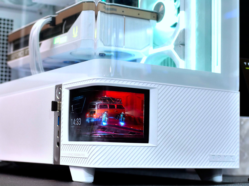 TRYX fait sensation au COMPUTEX avec des produits de pointe 15 tryx arcvision ecran amoled