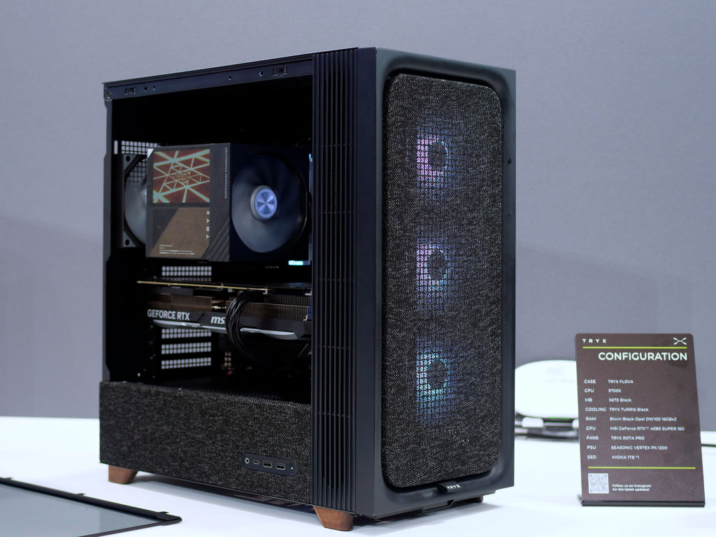 TRYX fait sensation au COMPUTEX avec des produits de pointe 20 tryx flova black 01