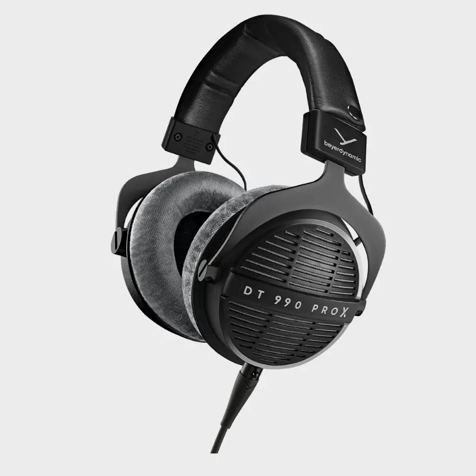 Beyerdynamic met à jour son légendaire casque avec le DT 990 PRO X 3 Beyerdynamic DT 990 PRO X trois quarts