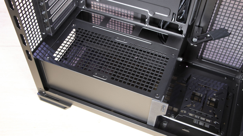 MSI MPG Velox 300R Airflow PZ chambre principale cache alimentation