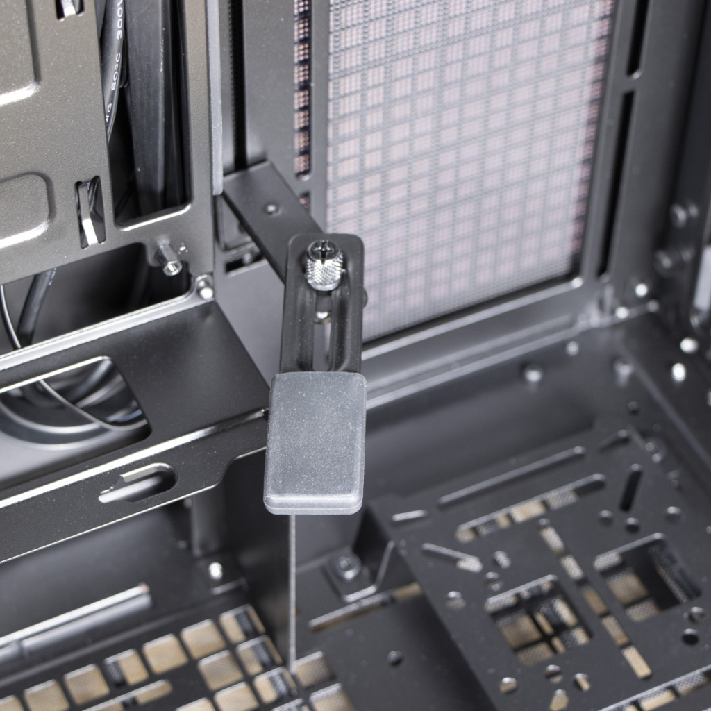 MSI MPG Velox 300R Airflow PZ chambre principale support GPU