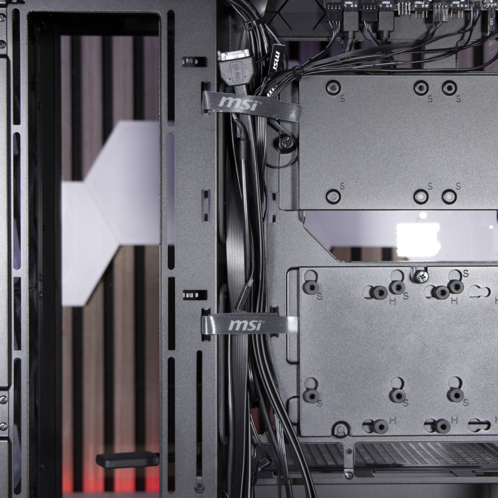 MSI MPG Velox 300R Airflow PZ chambre secondaire chemin câbles
