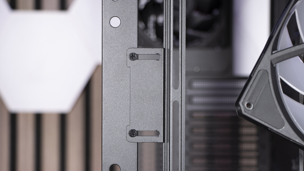 MSI MPG Velox 300R Airflow PZ façade fixation rails côtés