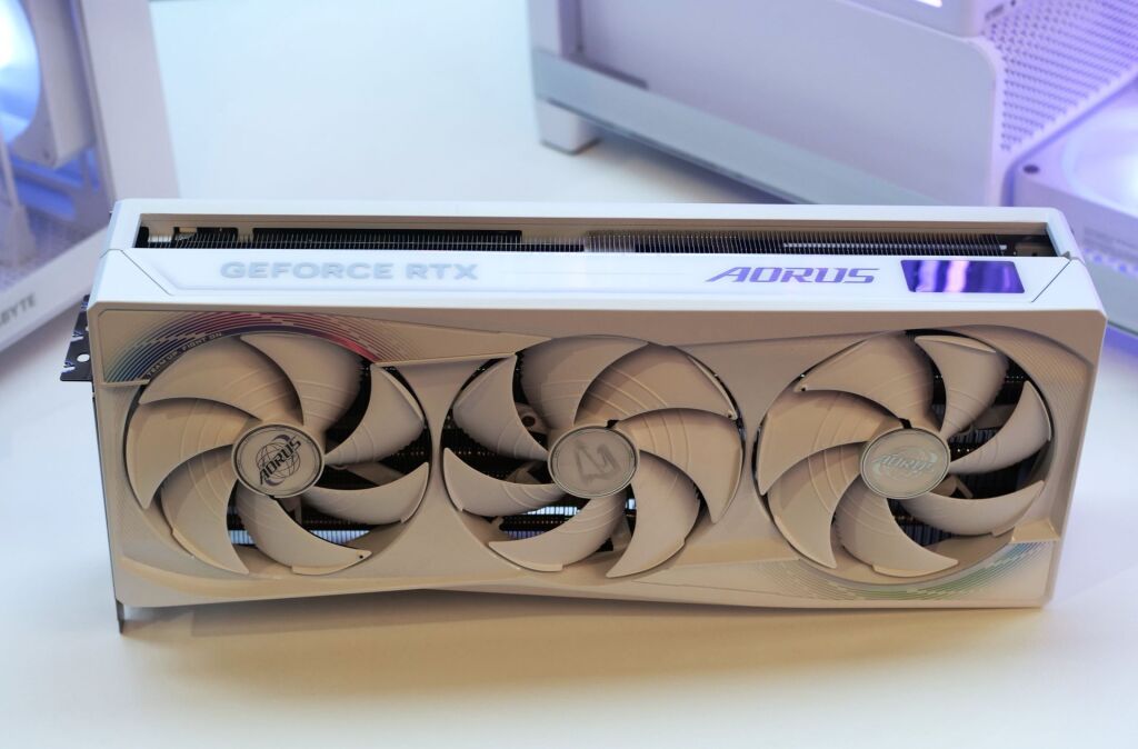GIGABYTE lance la carte graphique AORUS GeForce RTX 5090 STEALTH ICE 4 aorus rtx 5090 stealth 01
