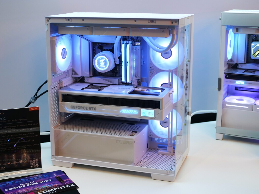 GIGABYTE lance la carte graphique AORUS GeForce RTX 5090 STEALTH ICE 5 aorus rtx 5090 stealth 02