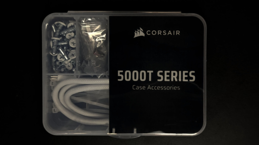 boîte compartimentée des accessoires fournis avec le corsair icue link 5000t lx rgb