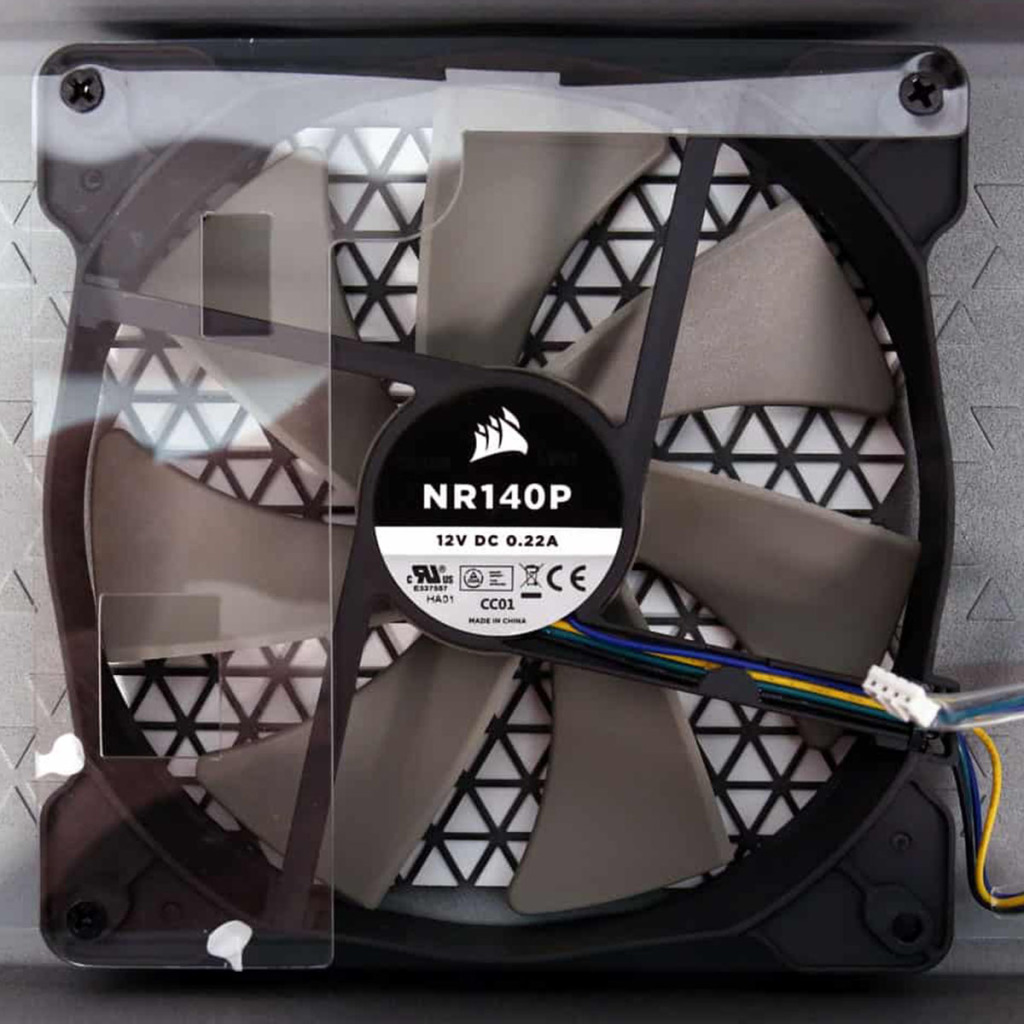 Test CORSAIR HX1500i 2025 : l’alimentation PC ultime ? 9 Photo du ventilateur NR140P de la CORSAIR HX1500i. un ventilateur de 140 mm doté d’un roulement fluide dynamique (FDB).