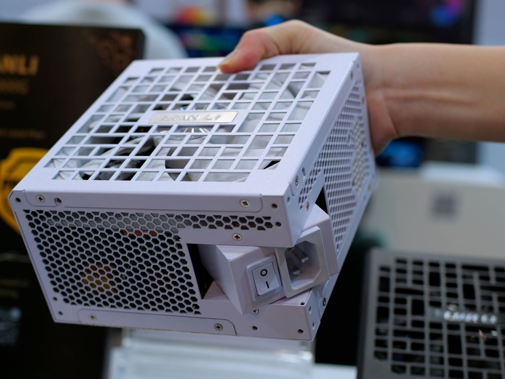 Lian Li au Computex 2025 : boîtiers, refroidissement, alimentation… Toutes les nouveautés dévoilées 17 lian li computex 2025 psu Rs series