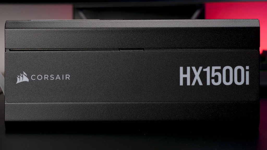 Test CORSAIR HX1500i 2025 : l’alimentation PC ultime ? 6 Photo de l’alimentation CORSAIR HX1500i 2025 mettant en évidence son profil avec le logo Corsair à gauche et l'inscription HX1500I à droite.