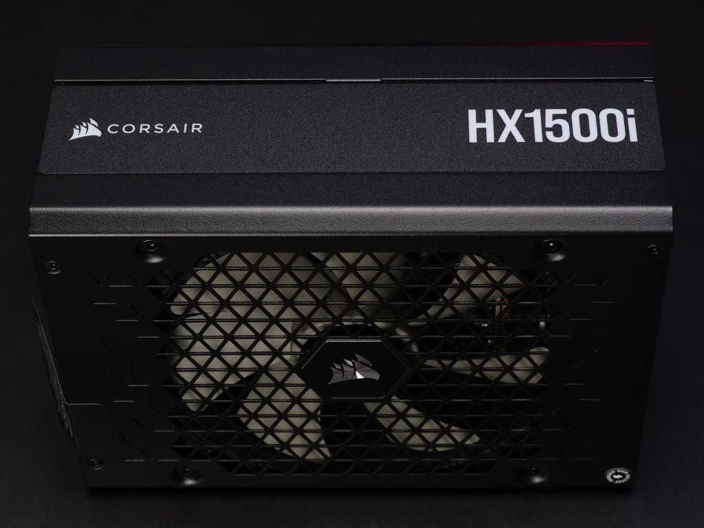 Test CORSAIR HX1500i 2025 : l’alimentation PC ultime ? 5 Photo de l’alimentation CORSAIR HX1500i 2025 mettant en évidence son profil et sa face ventilée.