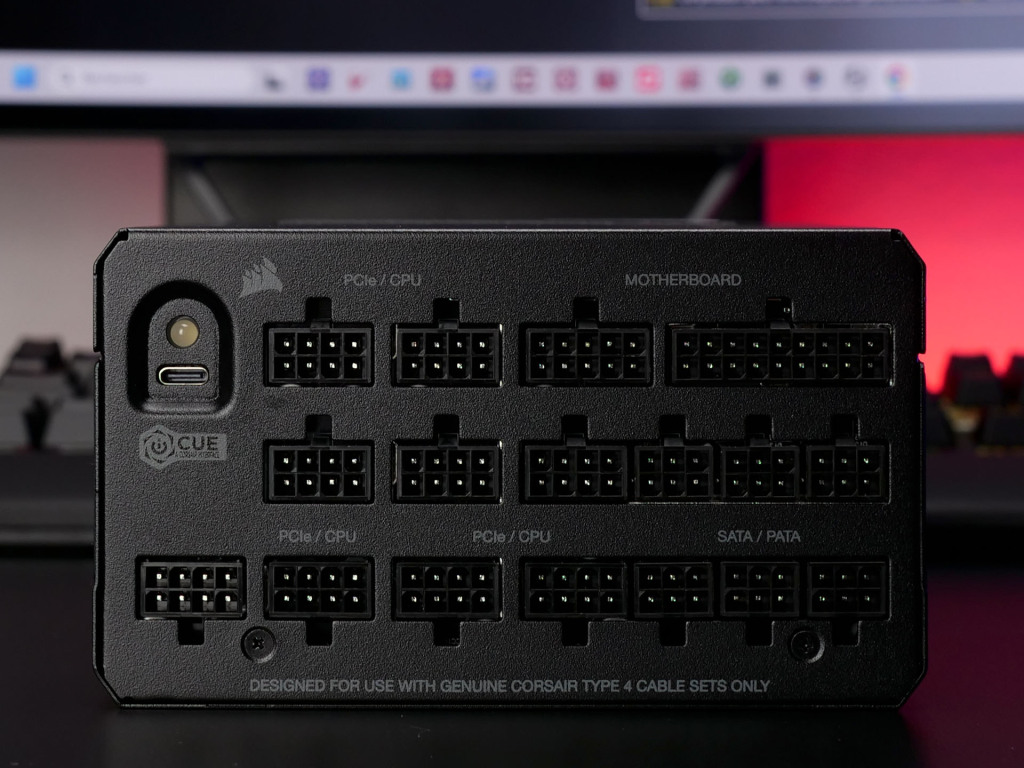 Test CORSAIR HX1500i 2025 : l’alimentation PC ultime ? 7 Photo de l’alimentation CORSAIR HX1500i 2025 mettant en évidence son panneaux des sorties avec 3 rangs, dont 9 pcie, 6 sata, un usb-c pour icue et les deux connecteurs pour ATX 24 pins de la carte mere.