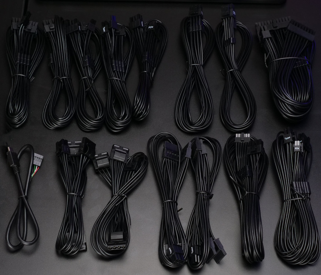 Test CORSAIR HX1500i 2025 : l’alimentation PC ultime ? 11 Photo de l'ensemble des cables debossés fournis avec la HX1500i 2025