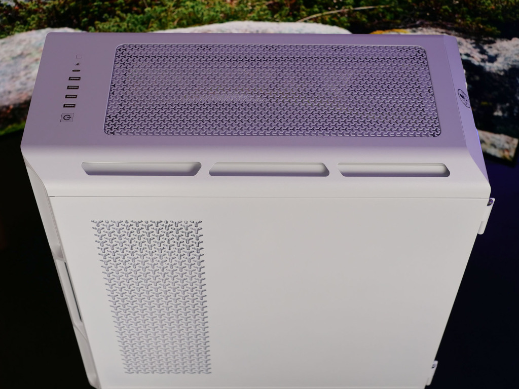 vue de haut du corsair icue link 5000t lx rgb avec motif en y