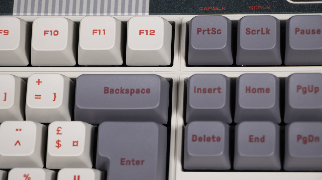 Clavier mécanique rétro 8BitDo plaque supérieure compartimentée 1